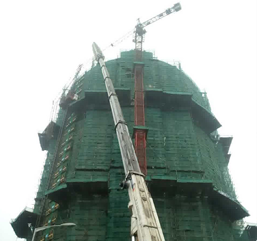 鄂尔多斯市吊车在工地上作业